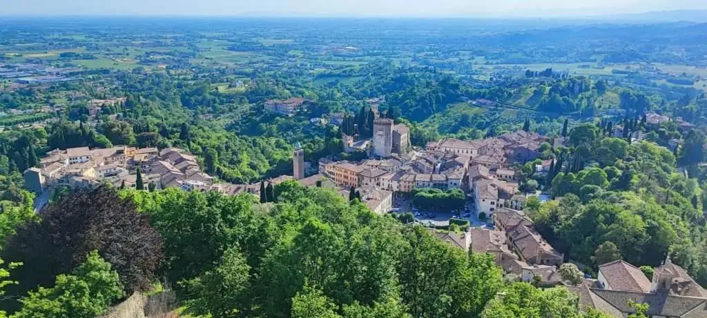Veduta del centro storico di Asolo dalla prospettiva della Rocca d'Asolo.